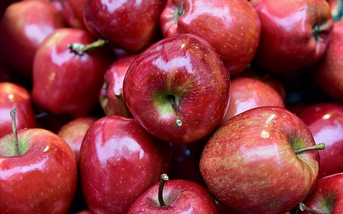Una cesta de frutas variadas y bayas frescas