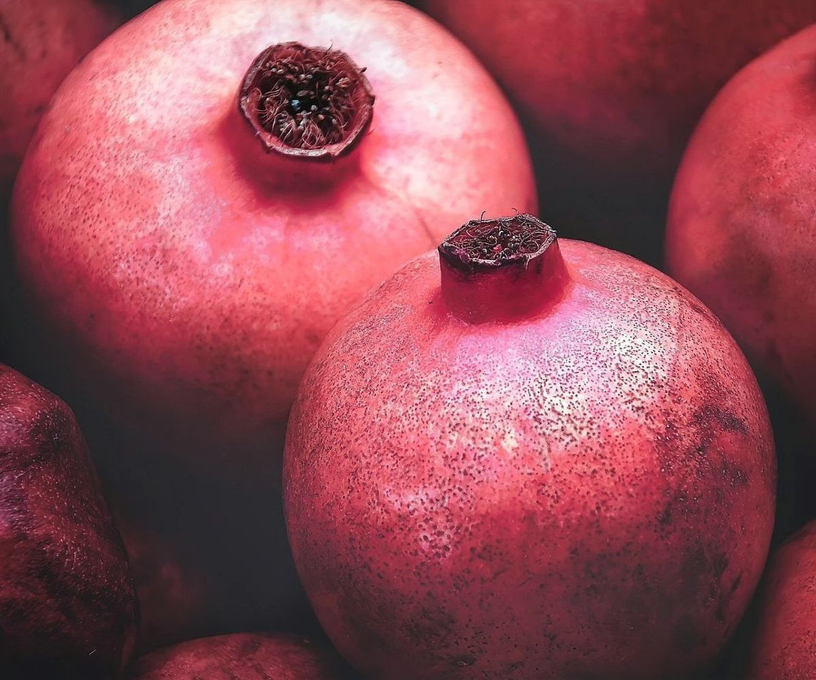 Manos seleccionando uvas y fruta fresca en nuestro almacén